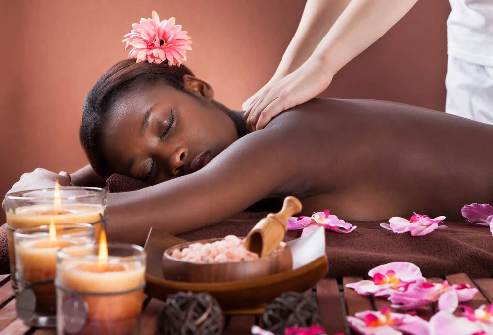 Massage vietnamien du dos et des épaules à l'huile traditionnelle
